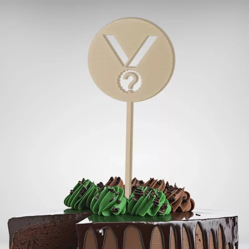 Sur le sommet de votre gâteau se dresse un Cake Topper Médaille Personnalisée Initial