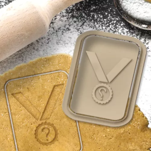 Un emporte-pièce Médaille Personnalisée Initial prêt à découper des biscuits festifs.